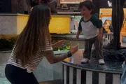 Petra Mattar e o filho, Makai, brincam Petra Mattar e o filho, Makai, brincam