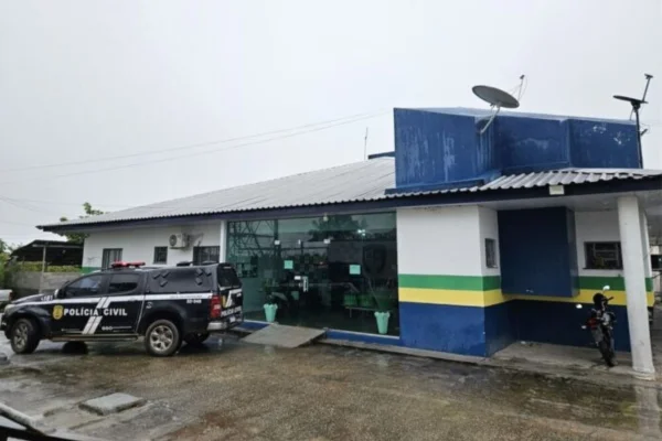Foto colorida de uma viatura da polícia civil de amazonas que prendeu um casal suspeito de matar o filho recém-nascido