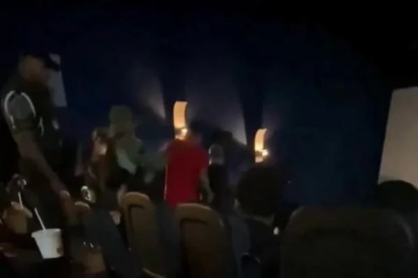 PM entrou em cinema para retirar jovens suspeitos de fumar maconha em filme de Bob Marley