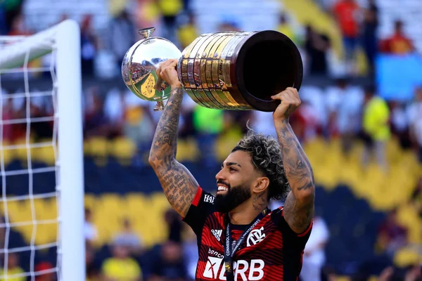 Gabriel Barbosa, do Flamengo, comemora com o troféu após vencer a final da Copa CONMEBOL Libertadores 2022 entre Flamengo e Athletico Paranaense no Estádio Monumental Isidro Romero Carbo em Guayaquil, Equador - Metrópoles