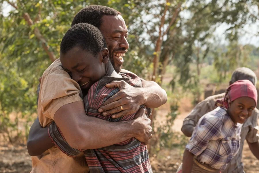 <b> O Menino que Descobriu o Vento (2019) — </b> é baseado em uma história real e conta a jornada do jovem William Kamkwamba, que construiu uma turbina eólica para salvar seu vilarejo da fome. Estrelado e dirigido por Chiwetel Ejiofor, estreia no dia 1º de março <b> O Menino que Descobriu o Vento (2019) — </b> é baseado em uma história real e conta a jornada do jovem William Kamkwamba, que construiu uma turbina eólica para salvar seu vilarejo da fome. Estrelado e dirigido por Chiwetel Ejiofor, estreia no dia 1º de março