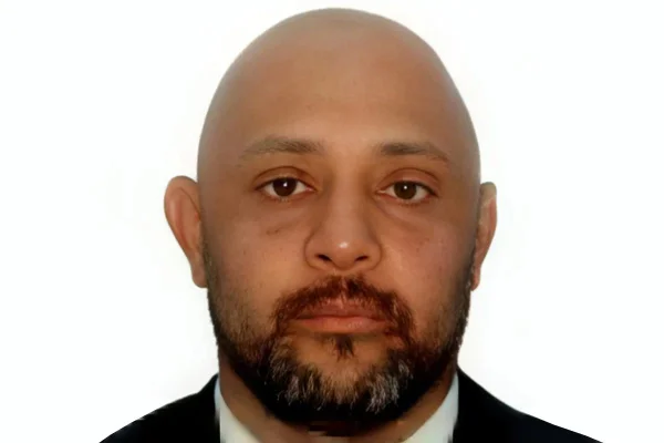 homem de barba careca
