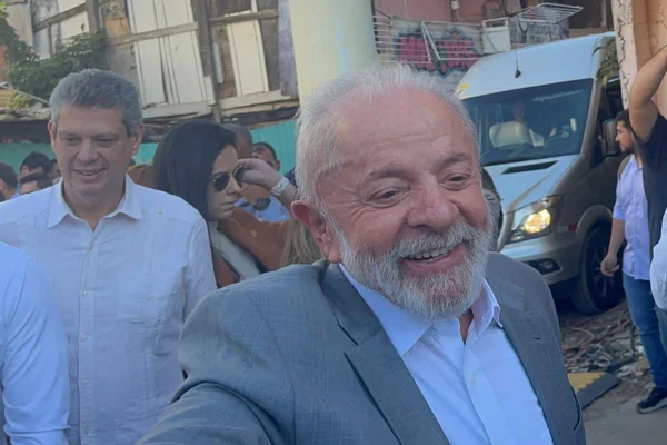 Foto colorida do Presidente Lula, na Favela do Moinho - Metrópoles