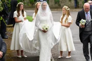 Entrada da noiva com as três damas de honra, sendo elas a filha Georgina Sperling, e as duas enteadas, Savannah Phillips e Isla Phillips Entrada da noiva com as três damas de honra, sendo elas a filha Georgina Sperling, e as duas enteadas, Savannah Phillips e Isla Phillips