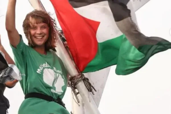 Imagem colorida de Greta usando camisa em homenagem a Marielle Franco - Metrópoles