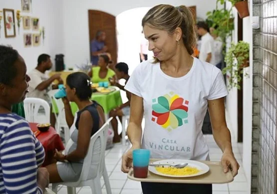 A mãe da pequena Sofia, de 6 anos, foi às lágrimas em um momento da ação social A mãe da pequena Sofia, de 6 anos, foi às lágrimas em um momento da ação social