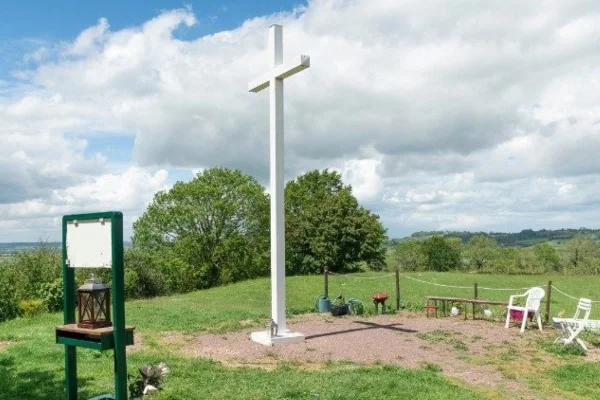 Imagem colorida de cruz na Colina de Jesus, em Dozulé, na França - Metrópoles