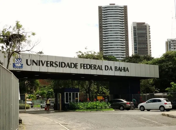 UFBA abre seleção com 98 vagas e salários de até R$ 9 mil