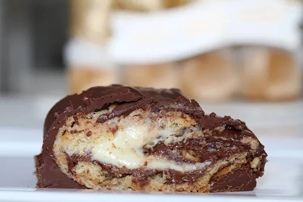 Na foto temos um rocambole coberto com chocolate