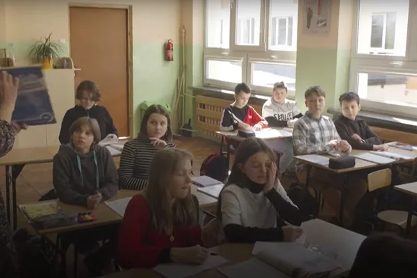 Crianças ucranianas estudam em escolas polonesas