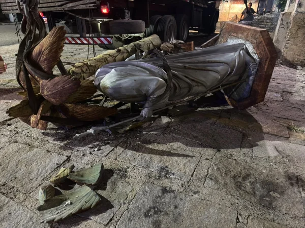Imagem da Sagrada Família quebra ao ser içada de prédio em Fortaleza
