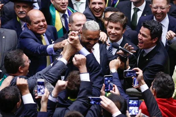 Para puxar votos e aumentar bancada, partido insiste em ter Tiririca