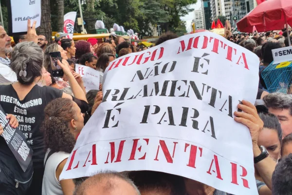 Protesto de grupos de esquerda na Paulista contra aprovação do PL da Dosimetria; Hugo Motta foi principal alvo de críticas - Metrópoles