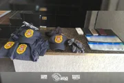 Criminosos planejavam usar uniformes da Polícia Civil para praticar crimes