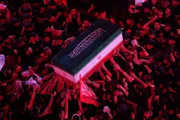 Pessoas em luto reúnem-se durante o cortejo fúnebre do falecido Líder Supremo do Irã, Aiatolá Ali Khamenei 