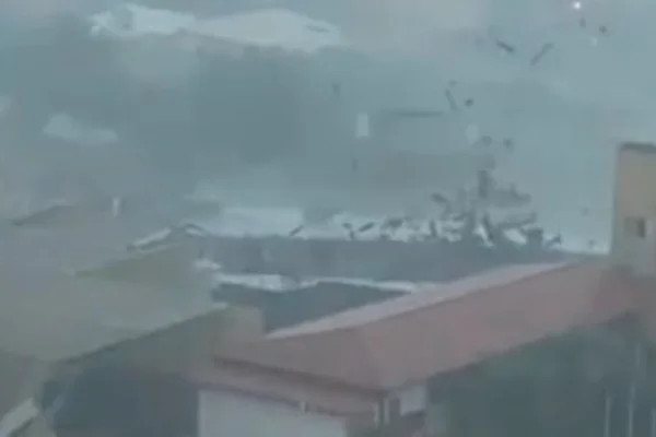 Vídeo. Vendaval arranca parte de telhado de universidade