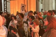 Pessoas com faixas e cartazes participam de ato na Catedral da Sé, em São Paulo, por Vladimir Herzog, morto pela ditadura militar Pessoas com faixas e cartazes participam de ato na Catedral da Sé, em São Paulo, por Vladimir Herzog, morto pela ditadura militar