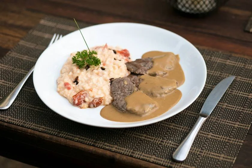 Santé – R$ 69 (413 Norte)
Entrada: minibruschetta de caponata de legumes
Pratos principal: escalope de mignon ao molho cappuccino de Café Speciale com risoto de sweet grape confitado
Sobremesa: mousse de Café Speciale Santé – R$ 69 (413 Norte)
Entrada: minibruschetta de caponata de legumes
Pratos principal: escalope de mignon ao molho cappuccino de Café Speciale com risoto de sweet grape confitado
Sobremesa: mousse de Café Speciale