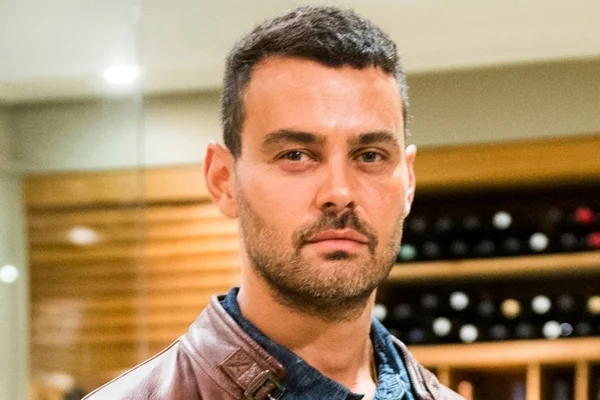 Carmo Dalla Vecchia anda de sunga branca e tamanho chama atenção