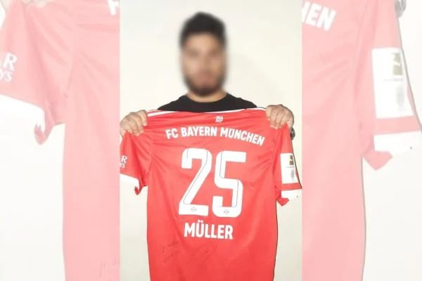 Hacker com a camisa do Bayern de Munique