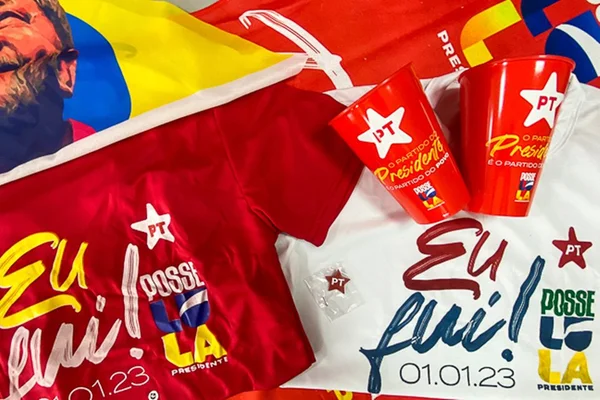 Foto colorida de kit lembrança vendido na posse do Lula