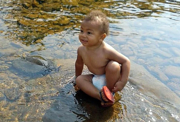Mãe tem que esperar até novembro por consulta para filho com hérnia