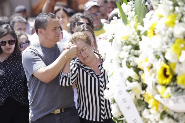Mãe de rapaz morto em concurso da PM: “Por que Deus levou meu filho?”