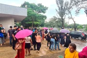 Mesmo sob chuva, uma multidão acompanhou a cerimonia de enterro de Larissa Mesmo sob chuva, uma multidão acompanhou a cerimonia de enterro de Larissa
