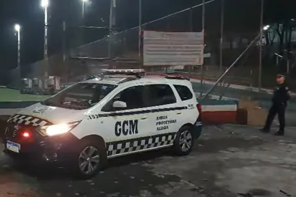 Imagem colorida de viatura da GCM em local onde homem baleado em assalto foi encontrado