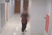Cerca de 10 minutos depois, às 18h14, o homem sai sozinho do apartamento Cerca de 10 minutos depois, às 18h14, o homem sai sozinho do apartamento