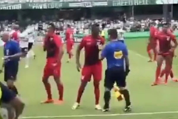 Léo, zagueiro do Athletico-PR, se pronuncia após caso de racismo
