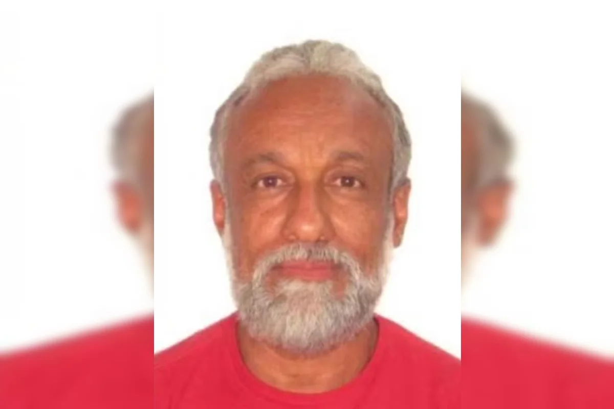 Imagem colorida de foto 3x4 de homem pardo com barba e cabelo grisalhos e camiseta vermelha