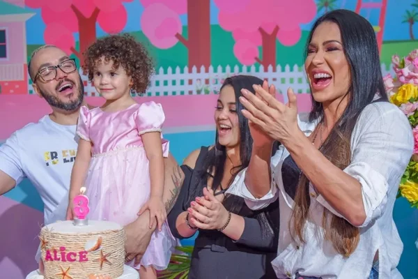 Vestida, Gracyanne Barbosa comemora aniversário da neta com Belo