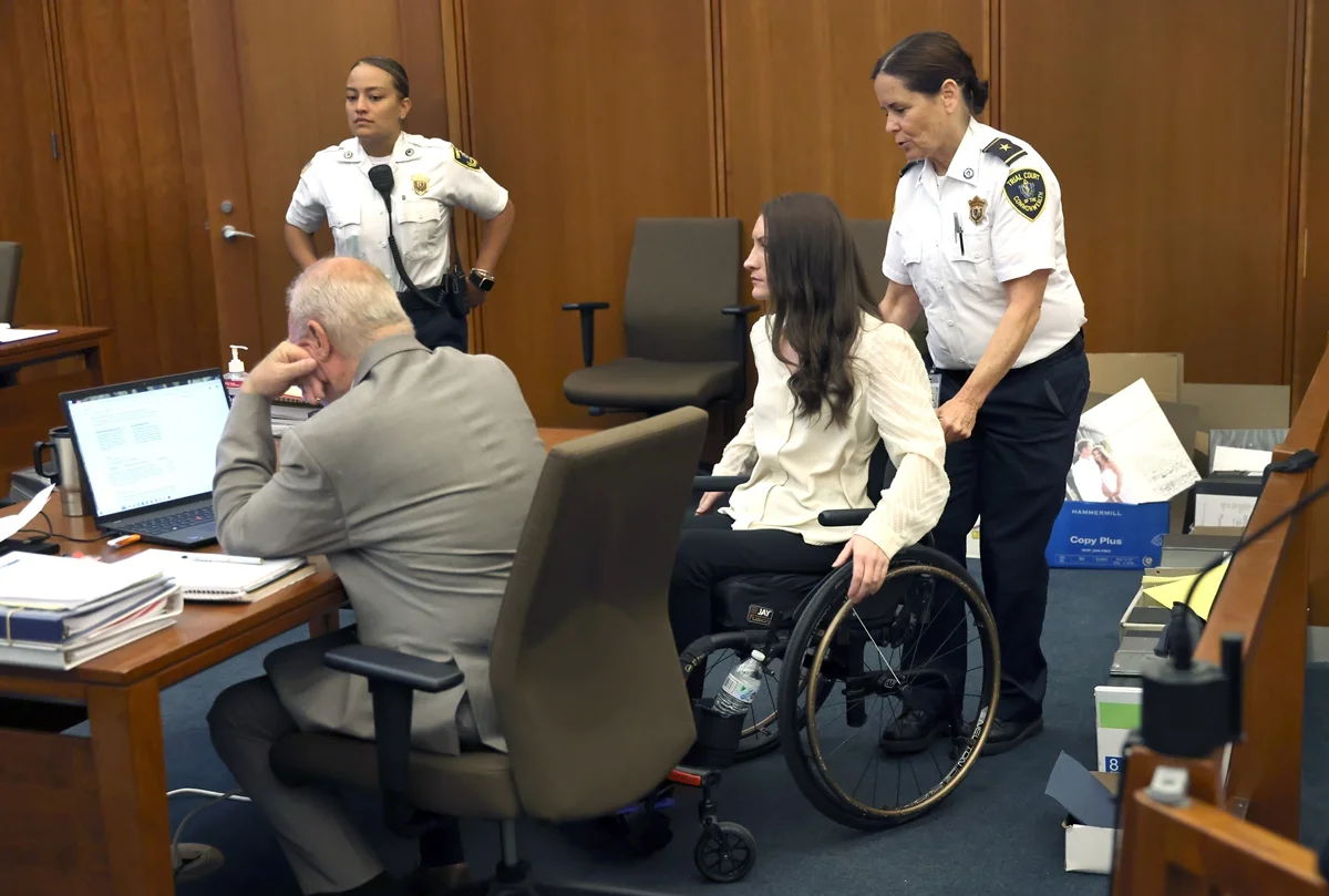 Lindsay ficou tetraplégica após cortar ambos os pulsos e o pescoço antes de saltar da janela do segundo andar Lindsay ficou tetraplégica após cortar ambos os pulsos e o pescoço antes de saltar da janela do segundo andar