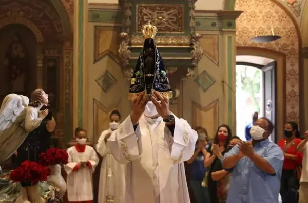 Aparecida registra só 10 mil pessoas no primeiro dia de feriado da santa