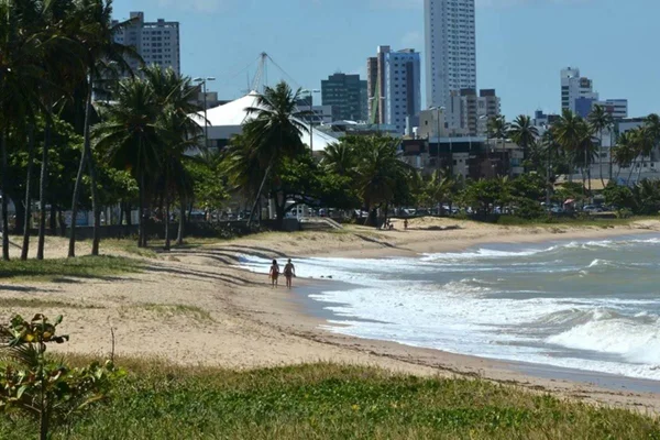 Foto colorida de praia em João Pessoa, capital da Paraíba - Metrópoles