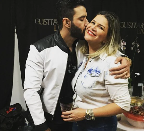 Gusttavo Lima e Rose Lima em bastidor de show em Barretos