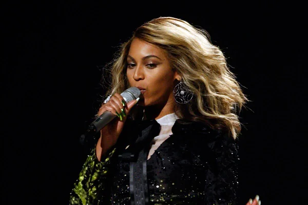 Cantora Beyoncé com os cabelos loiros no Grammy 2008