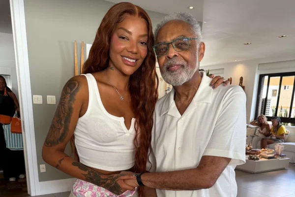 Gilberto Gil e Ludmilla na casa da família Gil em Salvador