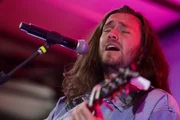 Vitor Kley se apresenta no projeto Acústico Rádio Metrópoles na noite desta terça-feira (30/9).