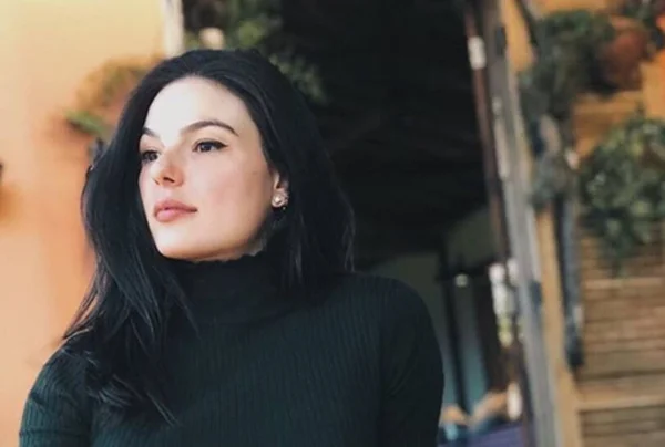 Isis Valverde se equilibra em pedra na cachoeira e deixa fãs aflitos