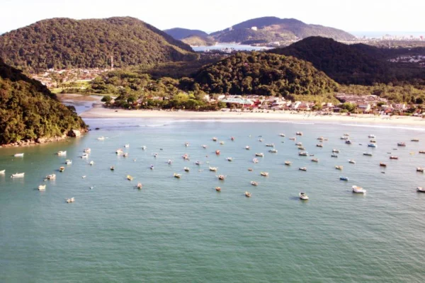 foto colorida e do alto da Praia do Perequê, no Guarujá - Metrópoles
