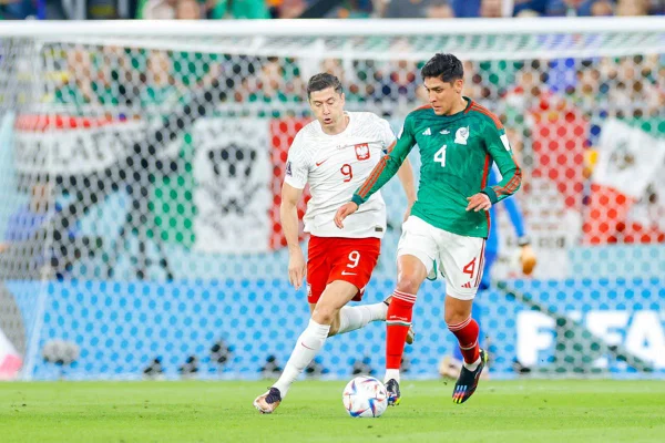 Jogadores de Polônia e México em campo