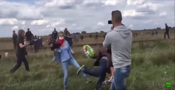 Jornalista húngara que chutou refugiados publica novo pedido de desculpas