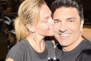 Ana Hickmann comemora o Dia do Beijo com Edu e divide opiniões
