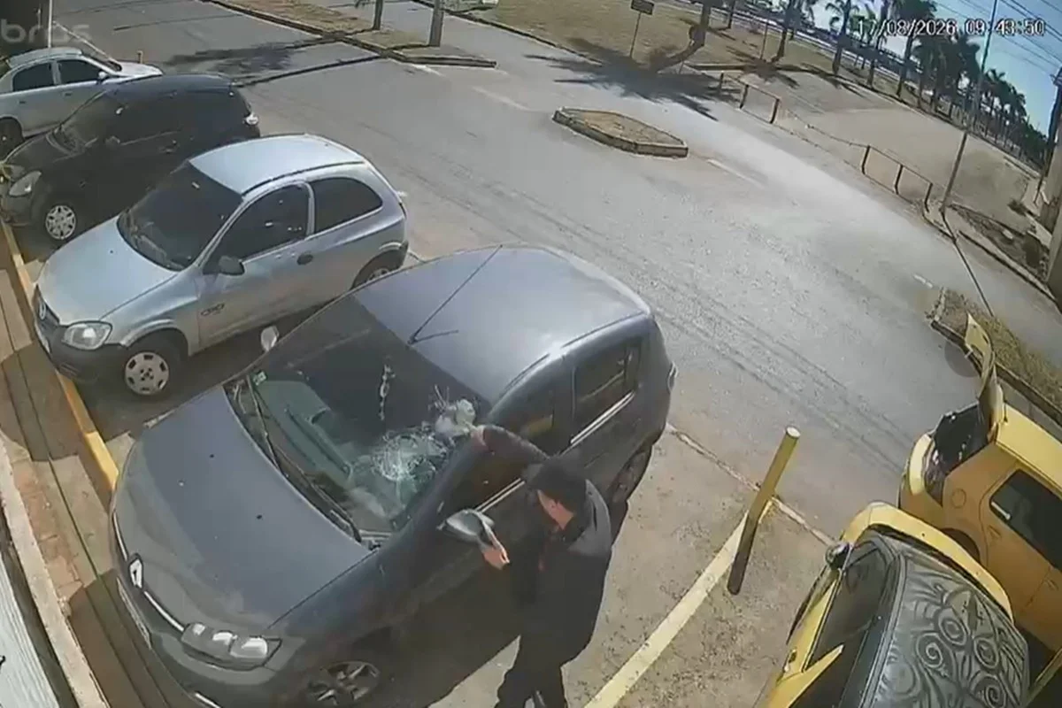 Homem Vandaliza Veículo com Faca em Estacionamento de Supermercado