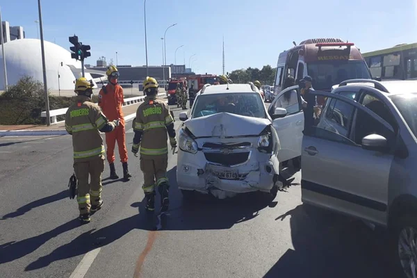 acidente 2 carros na Via S1