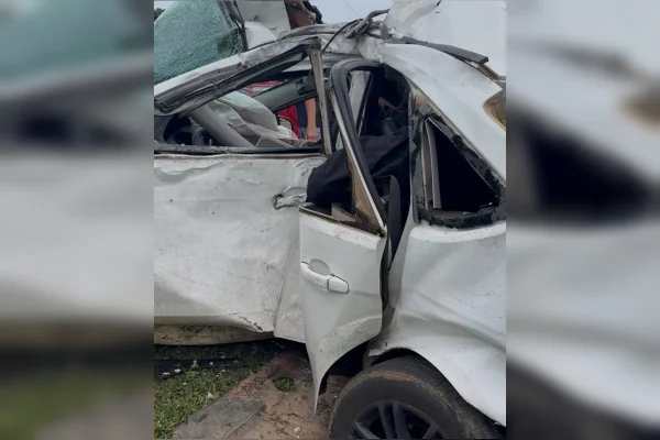 Grave acidente acaba com 3 vítimas após carro arrebentar poste no DF
