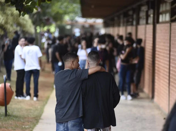 pátio escolar lotado