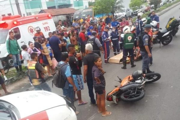 Mulher é atropelada e morta por ônibus ao cair da garupa de moto